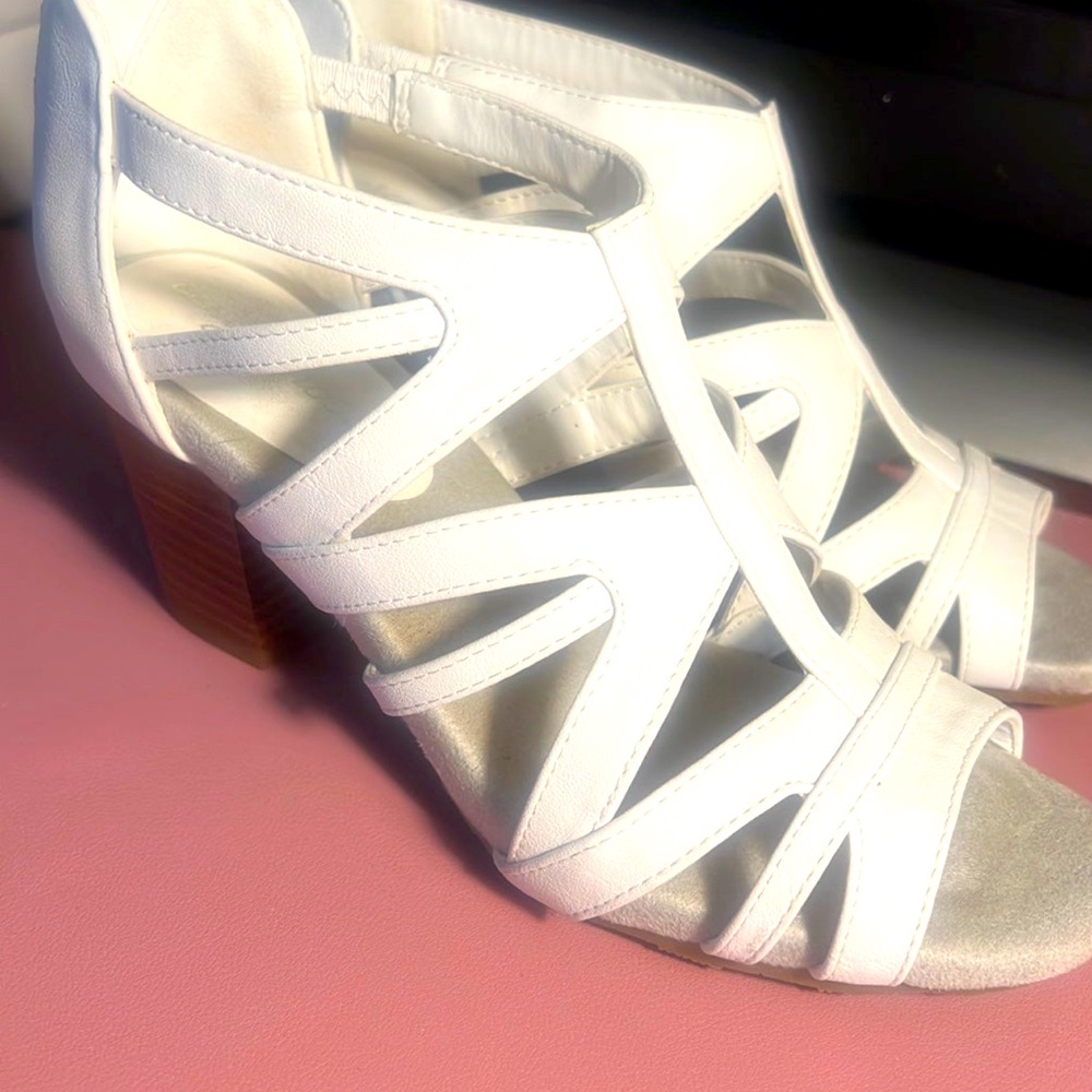 Easy Street High Heal Shoes Size 6.5 White, Sandal